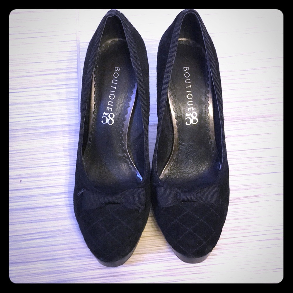 Black leather suede pumps